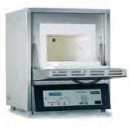 Four à moufle Labotherm ® Type/Controller L15/11/P330 Volume 15 l Puissance 3,6 kWatt Dimensions  intérieures(l x p x h) 230 x 340 x 170 mm Dimensionsextérieures(l x p x h) 480 x 660 x 570 mm Poids 55,00 kg