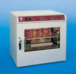 Incubateur à agitation 3031, 3032 et 3033 avec mouvement orbital Type 3032 Amplitude 25 mm Dimensions  intérieures(l x p x h) 450 x 300 x 320 mm Dimensionsextérieures(l x p x h) 710 x 650 x 710 mm Poids max. 12 kg Poids 70,00 kg