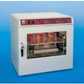 Incubateur à agitation 3031, 3032 et 3033 avec mouvement orbital Type 3032 Amplitude 25 mm Dimensions intérieures(l x p x h) 450 x 300 x 320 mm Dimensionsextérieures(l x p x h) 710 x 650 x 710 mm Poids max. 12 kg Poids 70,00 kg