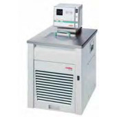 Cryostat à circulation, série HighTech Reihe HE, HL Type HighTech F34-HE Plage de  temp. -30 à 150 °C Stab. detemp. 0,01 ± °C Puissance cryogénique KWà 20/0/-20/-30°C 0,45/0,32/0,14 Pompe 22-26 / 0,4-0,7 l/min bar