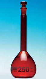Fiole jaugée, en verre brun DURAN®, classe A, graduations blanches, avec bouchon en verre brun