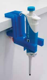Portoir pour micropipettes Type Pince pour pipeteur, en plastique Dimensions 110 x 45 x 105 mm